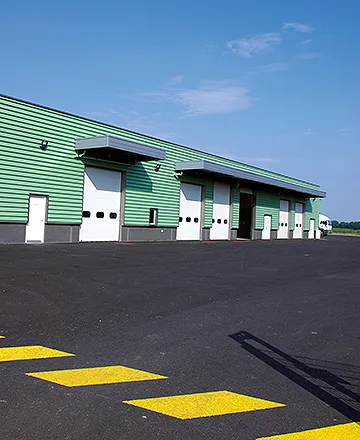 Bâtiment garages / ateliers / magasins