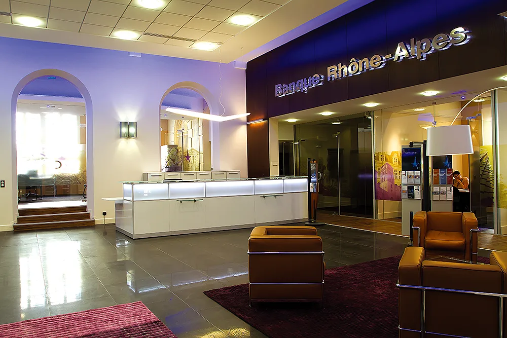 Espace d'attente et banque d'accueil